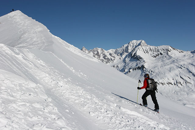 Cécile juste sous le sommet : Cécile juste sous le sommet avec l'Aiguille des Glaciers & le Mont Blanc au fond.