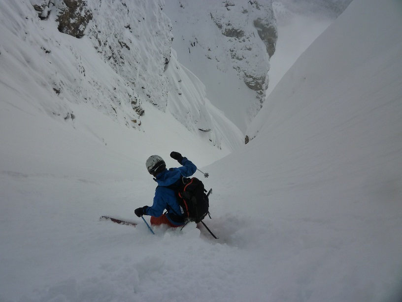 Départ : Après avoir purgé l'accu du départ - corde utile. l'étroiture du départ est un gros tas de neige..