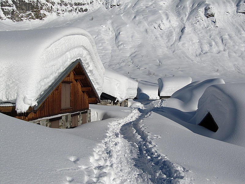 Je ne m'en lasse pas. : Les chalets des Ayères des Pierrières. Sur certains toits il y a 2.5m à 3m d'épaisseur de neige.