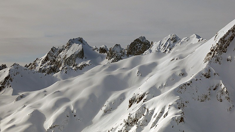 Vue sur le grand pic : qui semble en bonnes conditions. Ciel laiteux