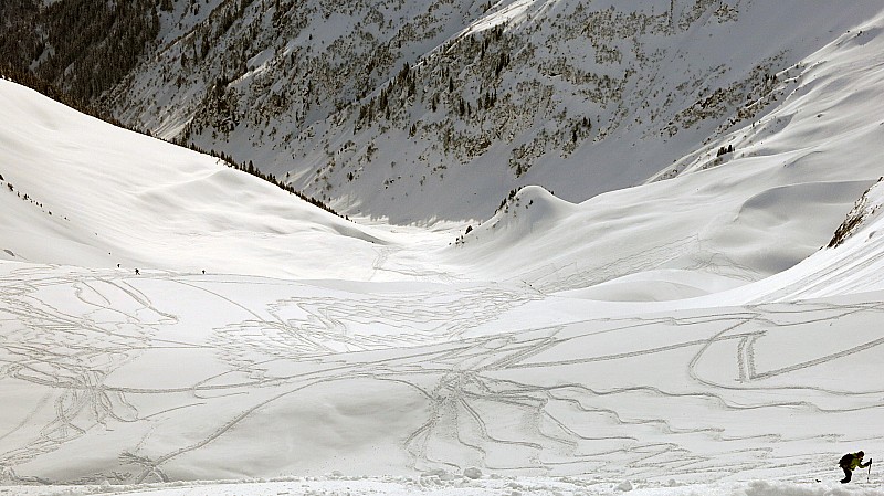 Vue de la voie normale : du sommet, belle combe et encore de la place pour tracer!