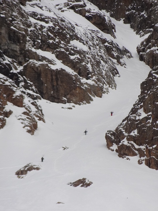 Observatoire : Les trois skieurs dans l'approche du couloir Goulotté.