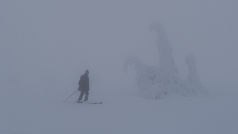 Un (ou 2?) fantomes : Skieur dans la brume