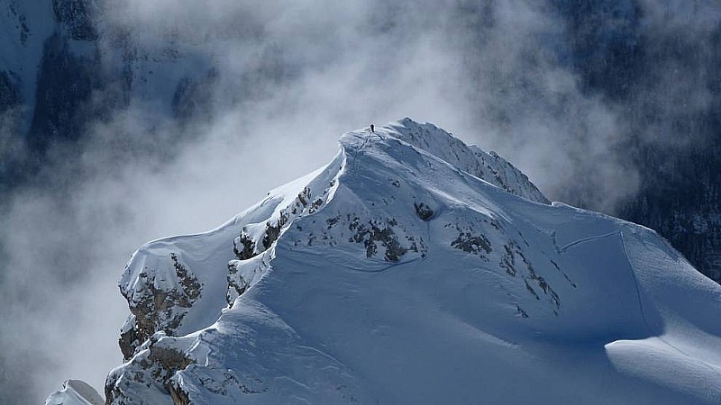 L'Etale : Du haut de la Pointe S, un skieur au sommet du premier couloir