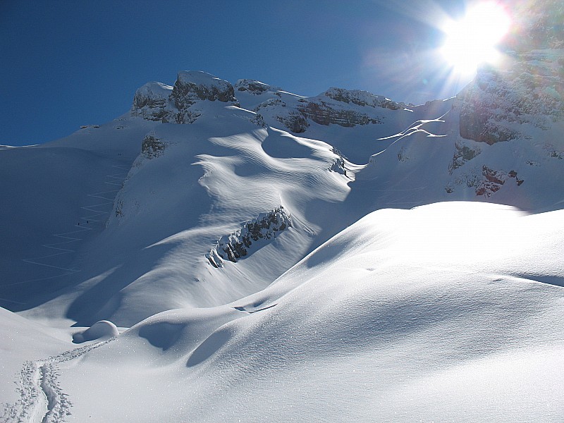 Combe Marto : Le replat à 1945 m. Combe Marto à gauche, couloir NW vers Les Carmélites à droite, tracé.