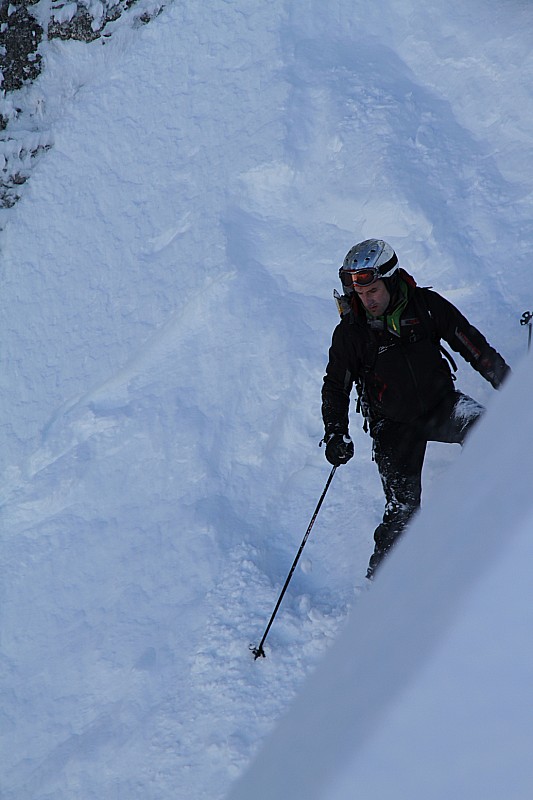 Thomas dans la faille : Relativement pentu, mais de la bonne neige