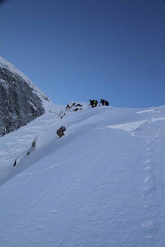 L'entrée dans la faille : Les gens vers l'entrée du haut