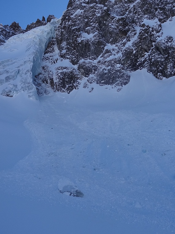 Séracs : Belles chutes du flanc suspendu de la langue du glacier, de nombreux mètres cubes de glace !
