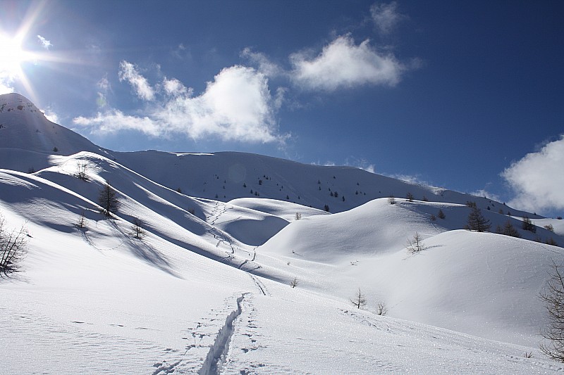trace de montée : et promesse d'une belle descente, même si on ne passera pas par là. Et le col de sortie (qui n'est pas le col de Combeau, qui est lui plus à droite).