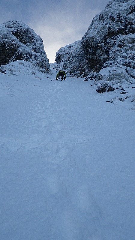 Retour au sommet : Dans le Bataillouse. Goulotte à éviter lors de la descente à ski (très engagée!)