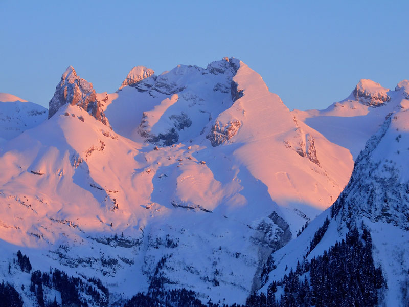 Les versants W des Aravis : Depuis le Chalet Neuf en soirée après la course