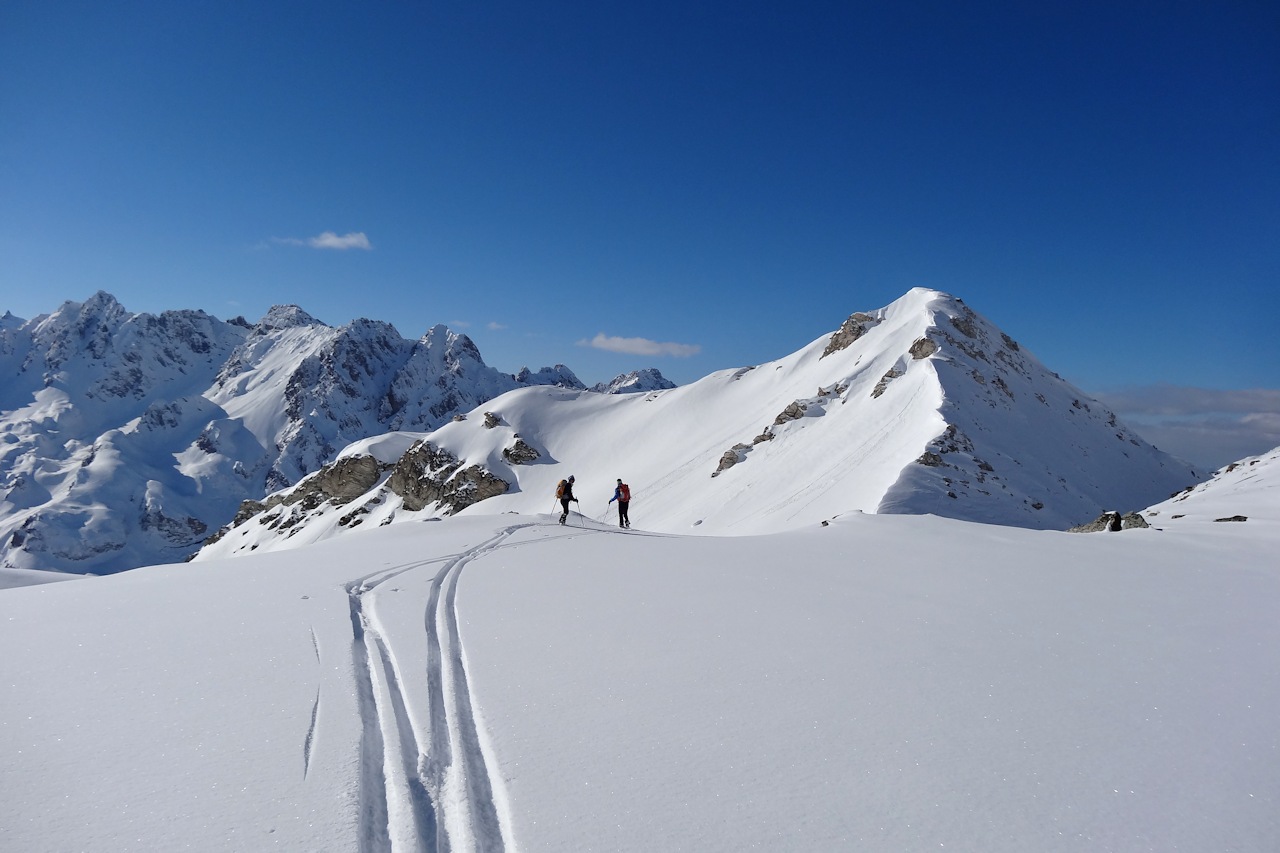Col du Vallonet : Avant de se diriger dans le vallon des Nants vierge de traces.