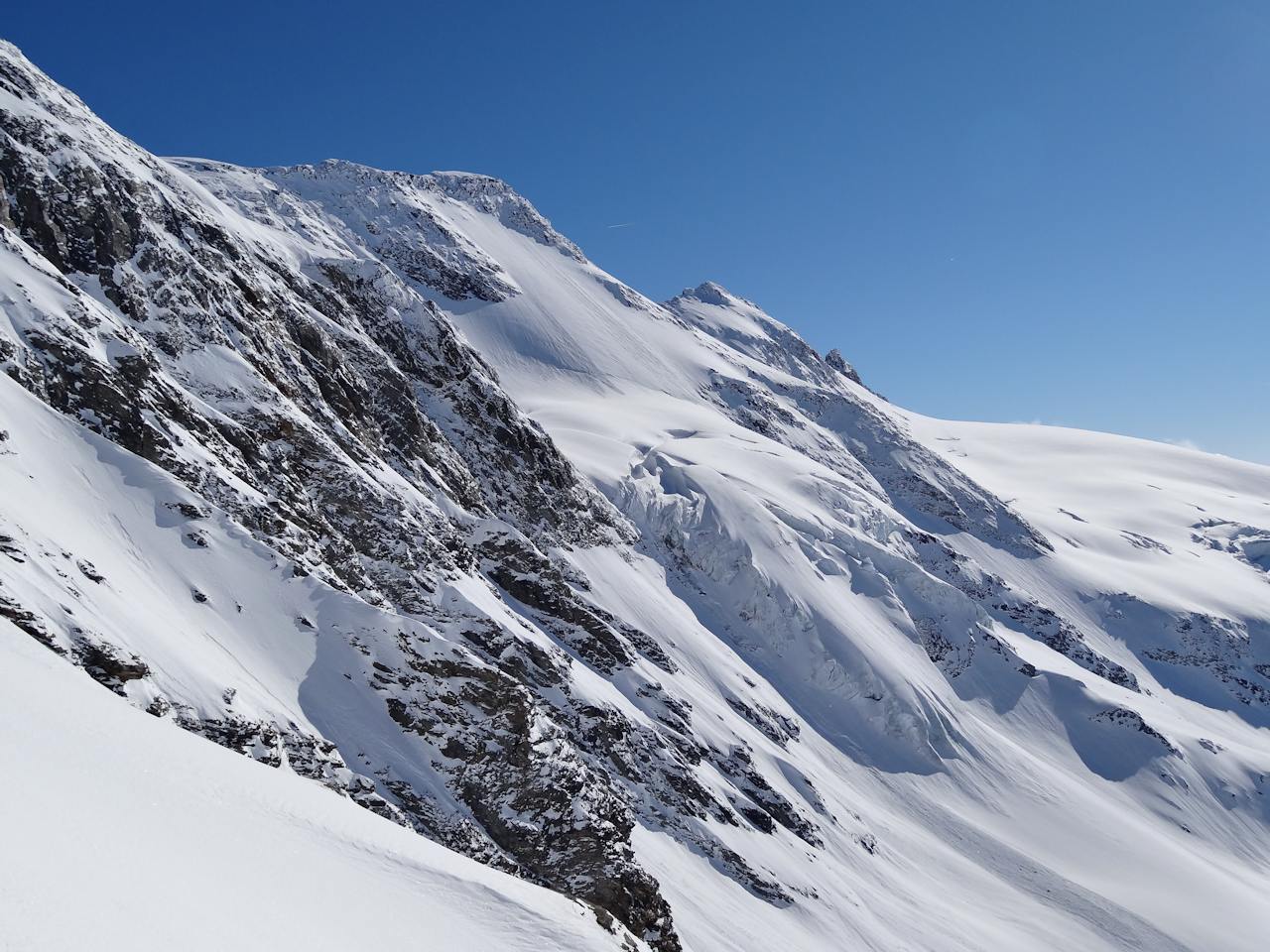 A mi-pente : Une vue saisissante sur Génépy.