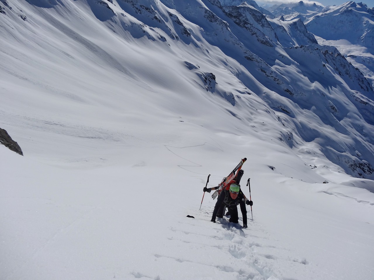 Face S-SO : Jean-Louis et Florence skis sur le sac.