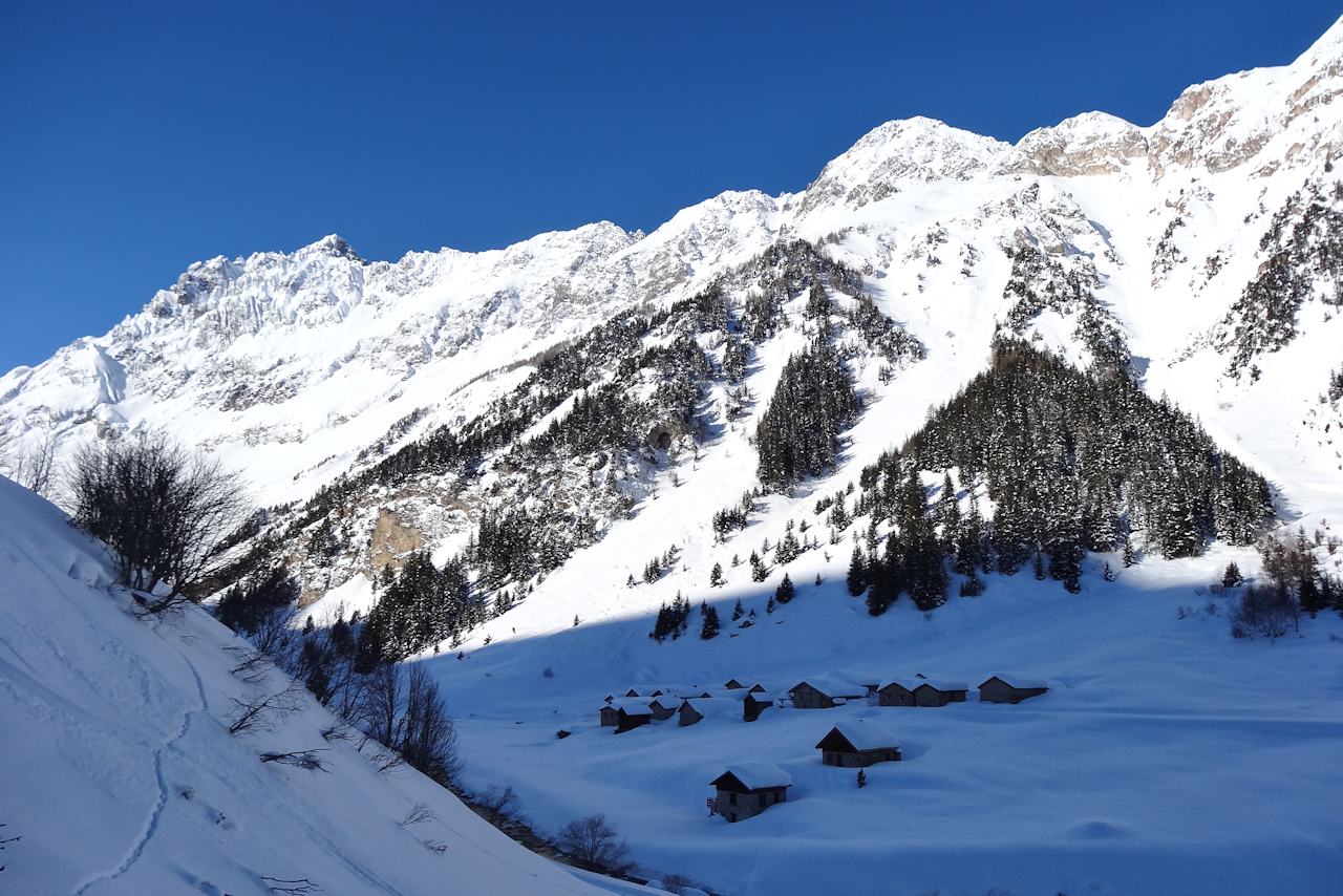 Les Prioux : Au terme d'une longue approche en fond de vallon.
