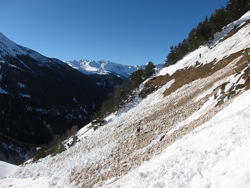 #2 Fin de la piste : avant de remonter le vallon encaissé menant à la cabane des Prats (que l Fin de la piste : avant de remonter le vallon encaissé menant à la cabane des Prats (que l'on n'a vu d'ailleurs (sous la neige ?))