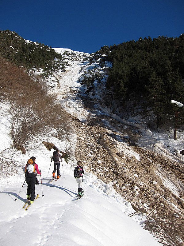 #1 Piste d Piste d'accès : 1er couloir d'avalanche à traverser. Comme dirait Flo, on n'a pas trop envie de pique-niquer dans le coin