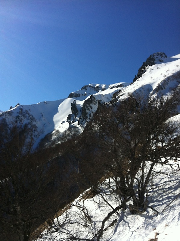 Cacadogne vue en remontant : Vue du petit vallon suspendu. En haut à droite on distingue les traces de la voie de l'Arche. Et on comprend bien qu'il faut tourner avant la fin...