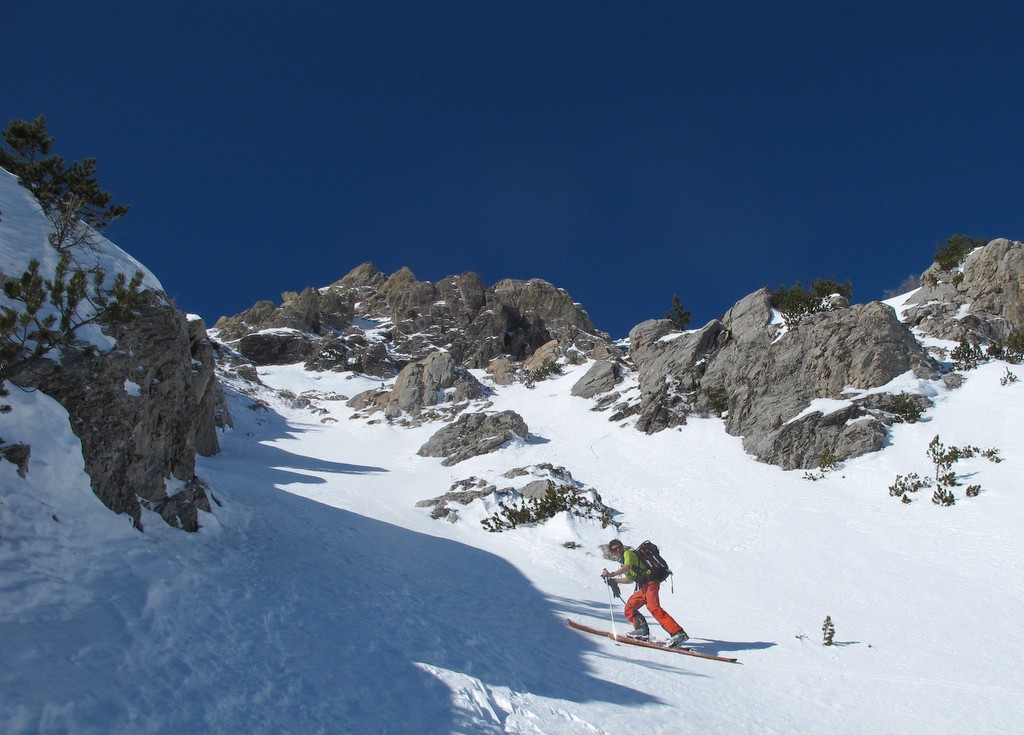 Le petit couloir d'accès... : ...à la pente supérieure