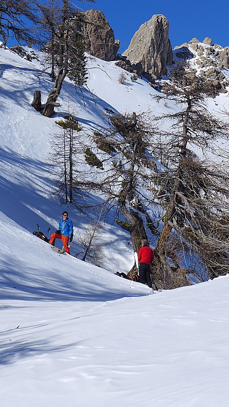 Fin de la deuxième montée : Jb et Pat font preuve de patience ... avant de descendre vers la cabane de Baoude.