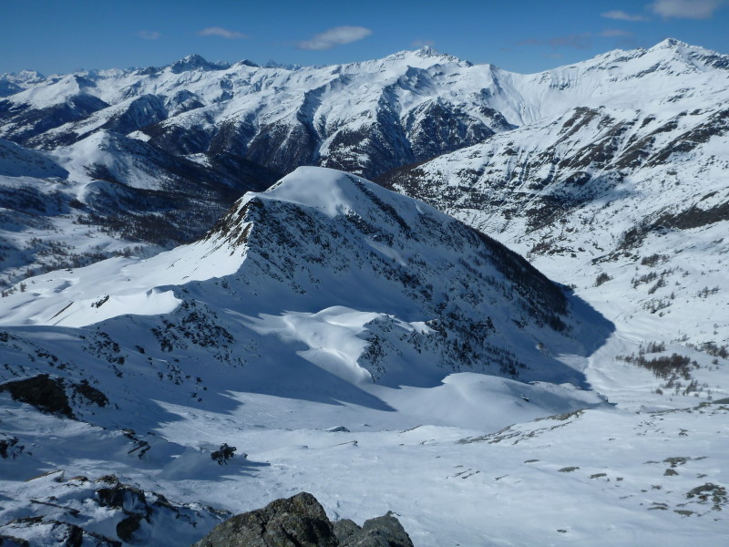 Couloir NW Mait d'Amunt : On distingue qq jolis traces dans le bas du couloir, le haut est complètement soufflé et le vent de cet am n'a rien arrangé...