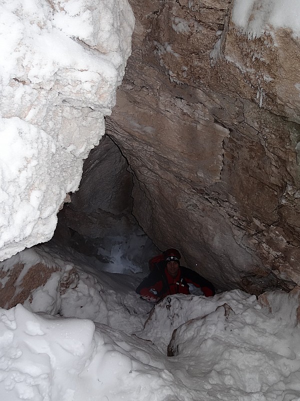 Dans la grotte : Neige et glace... faut pas retirer les crampons