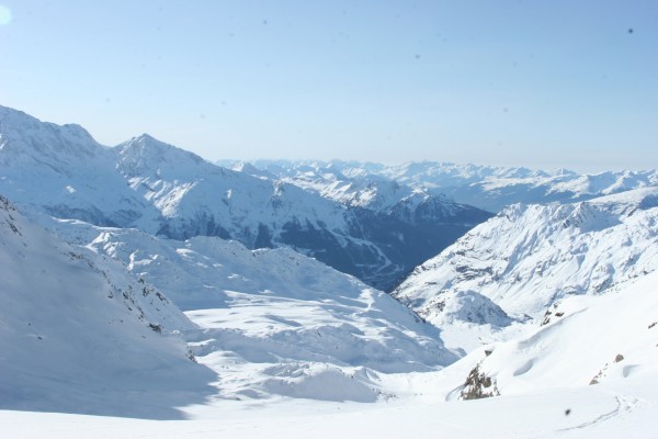 Vallon de l'Invernet : Vue à partir du col de l'Invernet sur la descente en direction du refuge