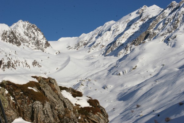 Le vallon de l'Invernet : Vue sur la Moraine située sur la gauche du vallon