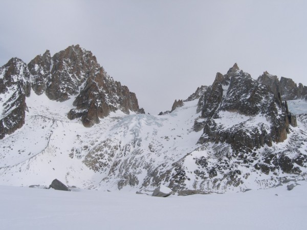 Col du Chardonnet : Ces photos répondent en partie à la question de la personne sur le peu de sorties dans le massif du Mont Blanc.
Mais il y a malgré tout des personnes qui sortent en rando dans le massif, seulement elles ne rentrent pas leurs sort