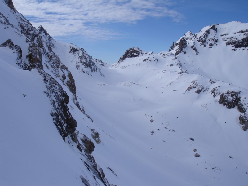 Vue depuis le  couloir W/NW : Vue sur la traversée dans les pentes nord sous l'Aiguille de la Nova.