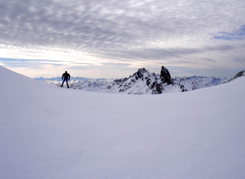 Coup d'oeil en arrière : Le temps se brouille. Doit-on basculer sur le versant Nord ou redescendre ?
