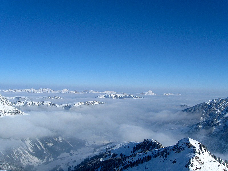 vers le stockhorn : quelques brins de nuages