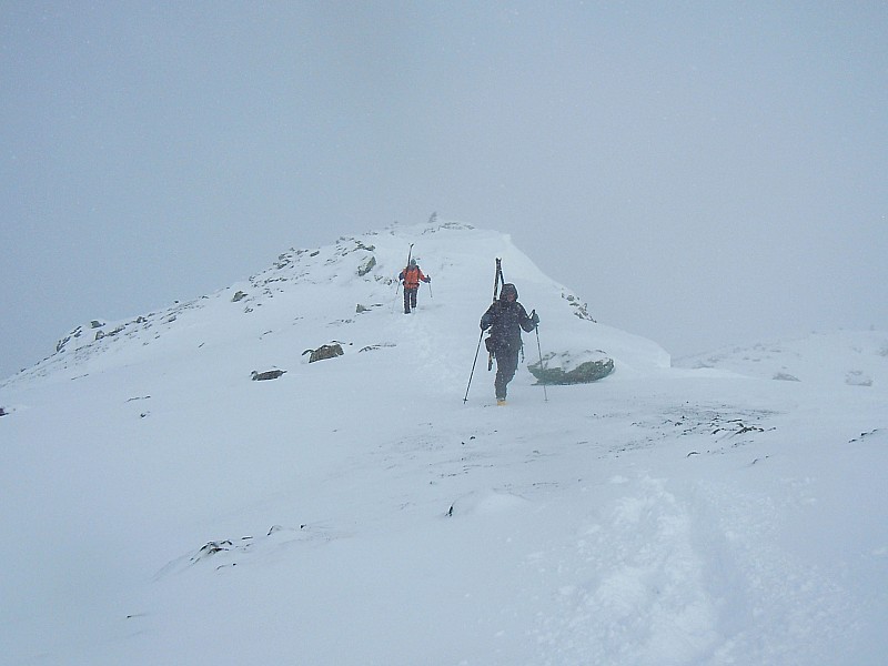 Pic de Caramantran : Trop de cailloux apparents; pas de sous-couche. On descend skis sur le dos.
