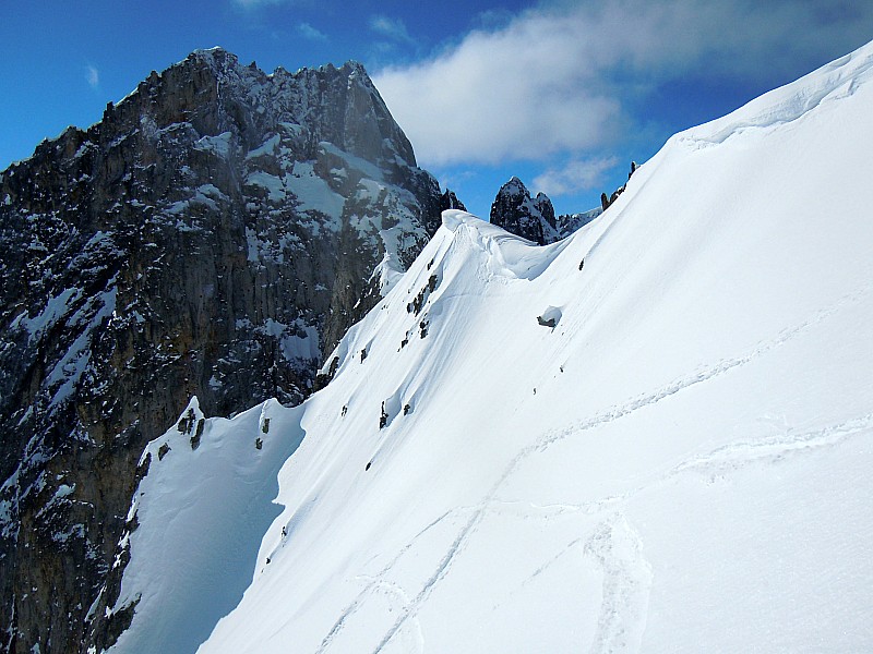 Pointe de la Balme : L'arête sommitale neigeuse et les Aiguilles de la Balme en arrière plan.