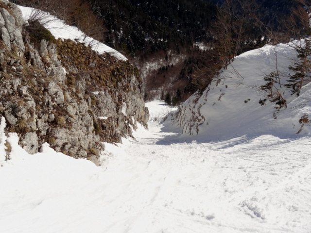 Couloir du bas : passe à ski (mais expo aux coulées)