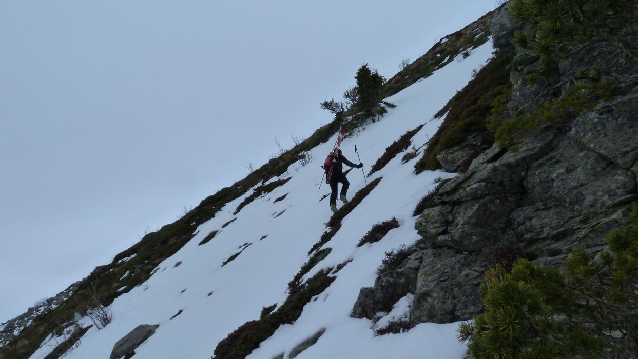 Couloir Est de l'antécime : L'enneigement s'arrête à 30m du sommet