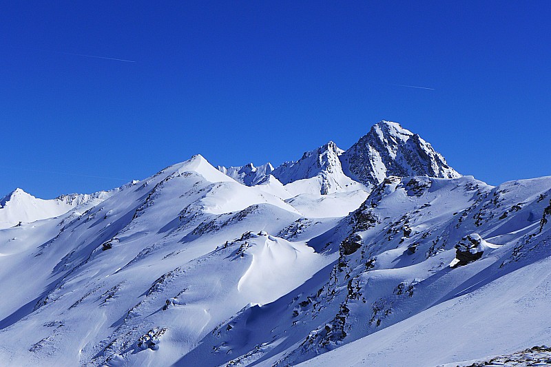 Du sommet 2621 m : le Bric Bouchet derrière les crêtes de la Gardiole soufflées par le vent d'est.