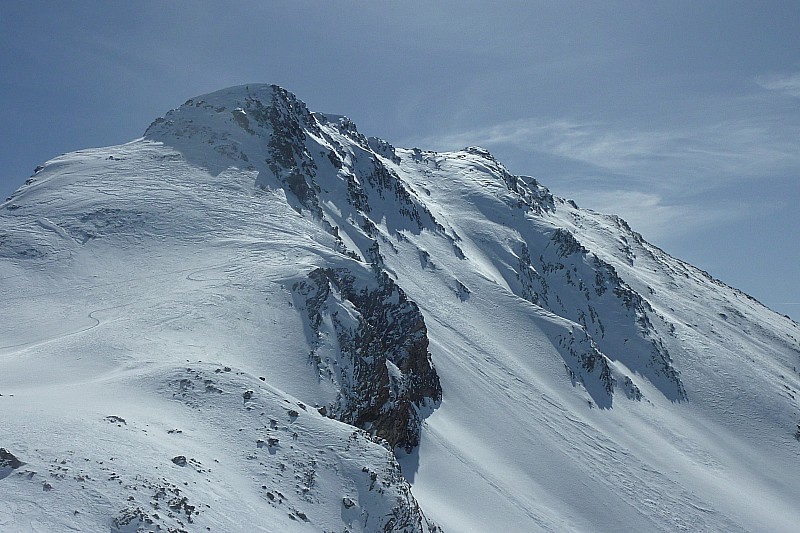 vue sur le sommet : descente du sommet tranquille,neige soufflée, quelques pierres