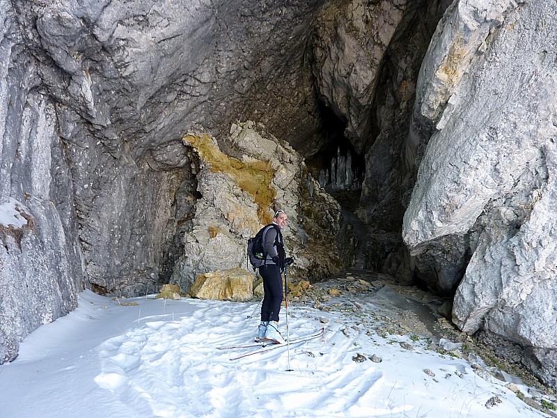 Petite visite de la grotte : située sous l’Épaule du Cornafion