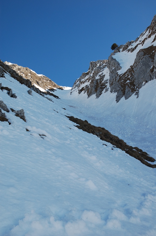 La tronche du couloir SW : Jusqu'au sommet des boules... Au moins le fond est dur, pour une fois ça ne brasse pas.