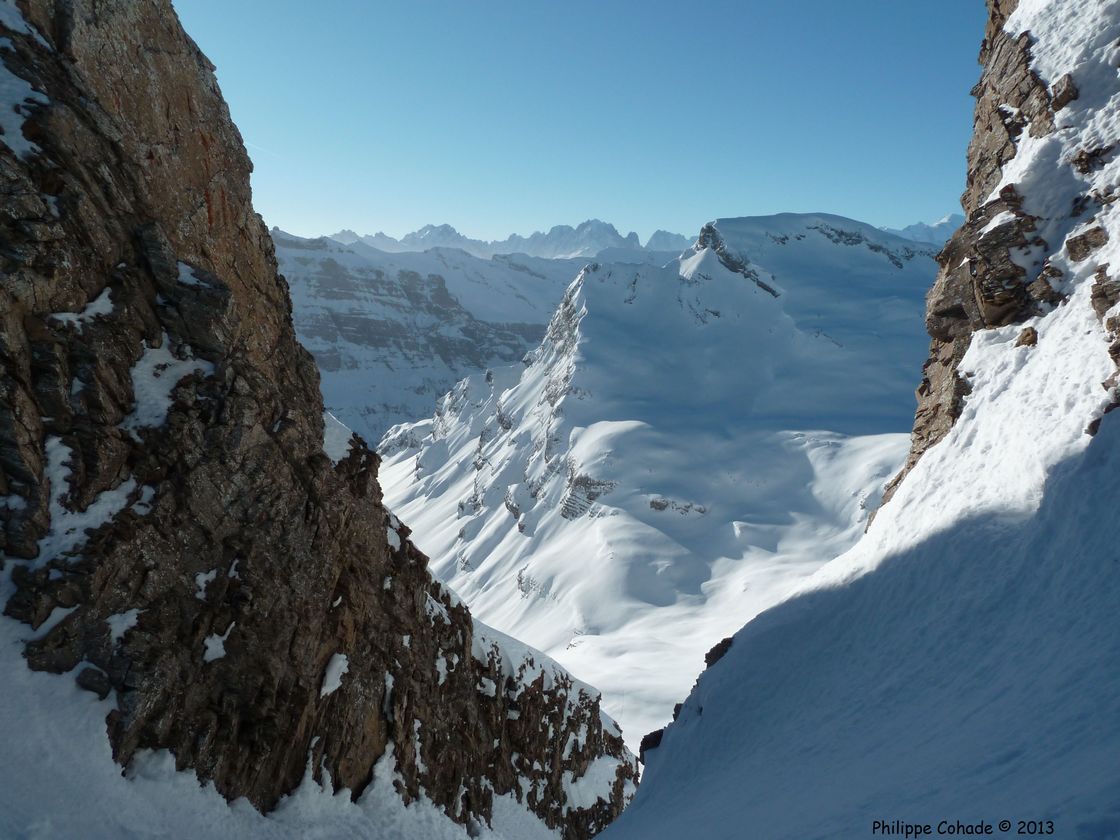 Brèche de la Golette de l'Oule : Tout au fond Droites, Verte, Drus, Mont-Blanc émergent