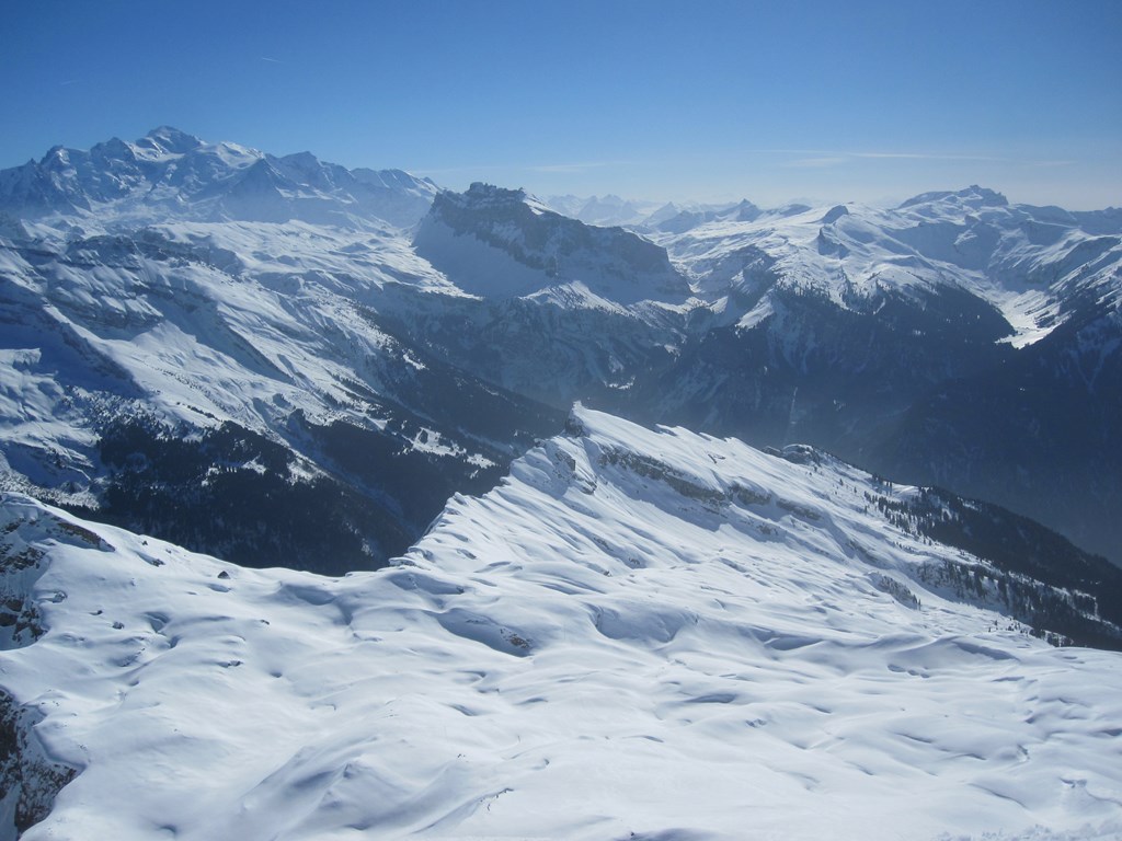 Massif du Mont Blanc : En avant plan enfilade de la Dent de Vereu à l'Ecorchoir