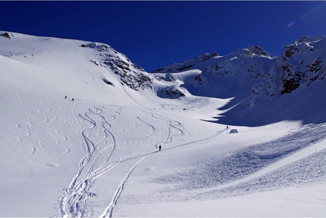 Sous le glacier d'Entrelor : Vallon de montée, avec une trace bien raide... et déjà la marque des premiers groupes ayant atteint le sommet, et redescendant.