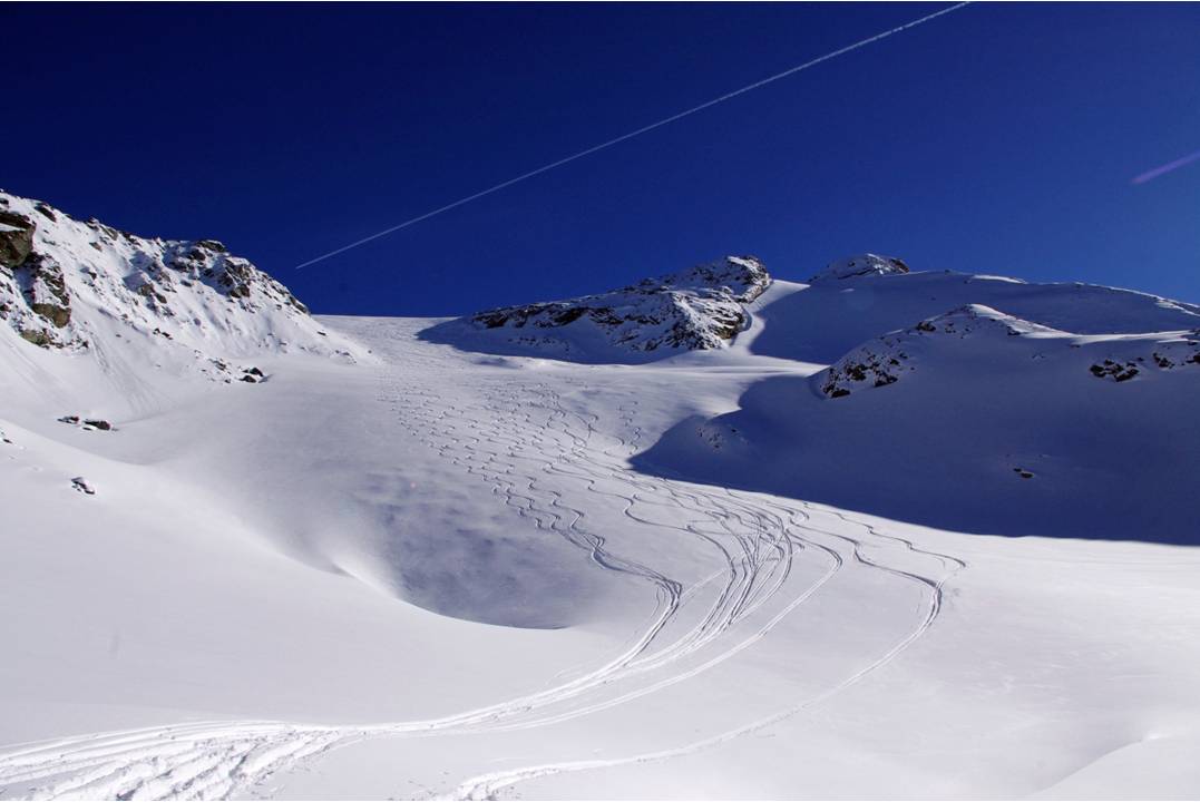 Glacier d'Entrelor tracé : Au départ du glacier, on est un peu contraint dans les neiges trafolées... mais plus bas... il va y avoir moyen de glisser en terrain vierge.