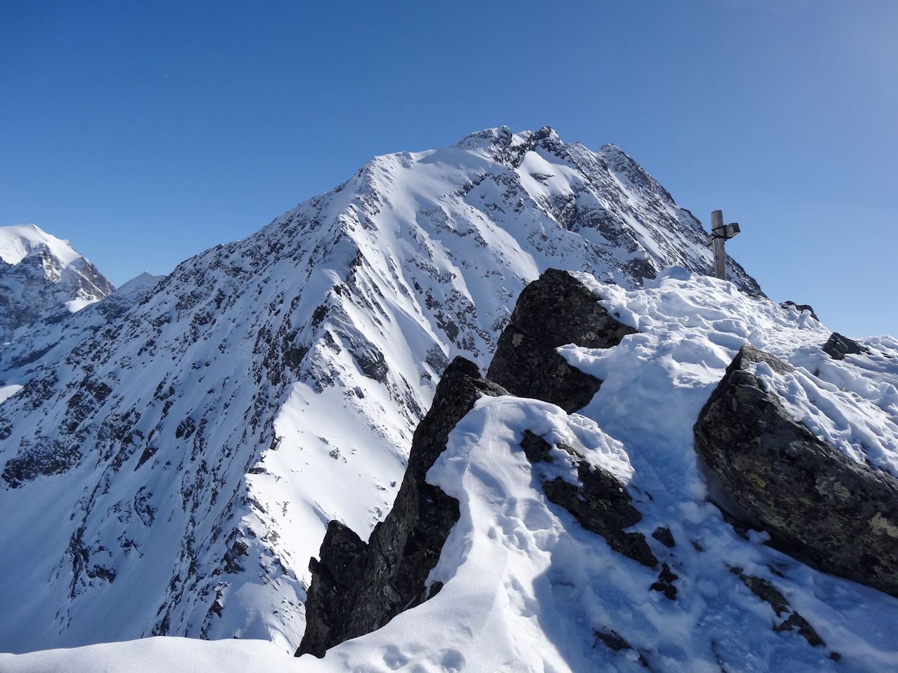 Le sommet (3045 m) : Devant le Grand Bec tout proche.