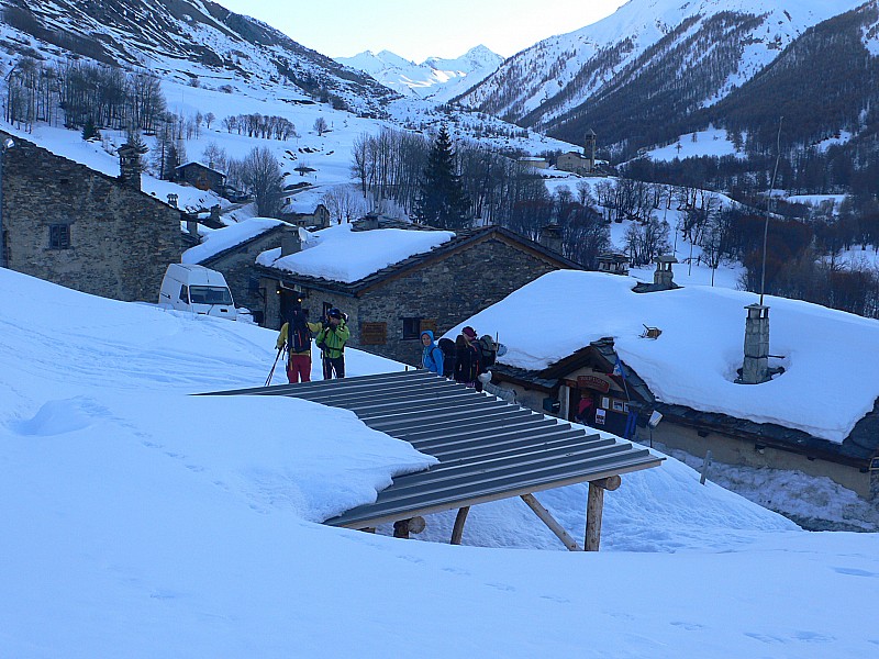 l'équipe au départ : chaussage des skis au dessus du refuge de Maljasset
