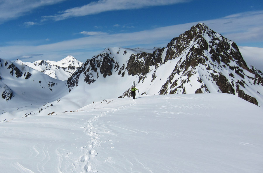 Sommet du Pichaley : devant le couloir sud du Portarras, et au fond le pic du Midi