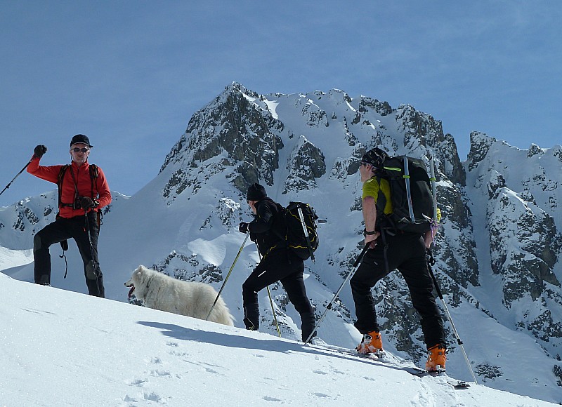 Les traceurs devant le couloir : Un remerciement spécial à Djebell qui a bien promené son maître. D'ailleurs il est content, certains l'ont vu remuer la queue!