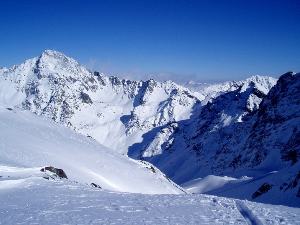 Vers le nord : De la neige en altitude sur cette partie de Belledonne sur les crêtes et les sommets
