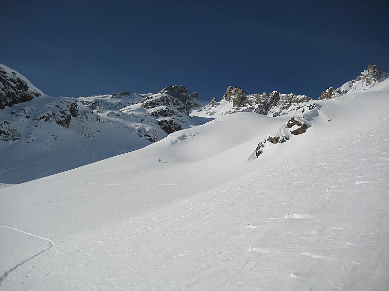 vers 2400 : bonne sensation de poudre, ça sent bon pour la descente. Par contre la face nord-est du mamelon et plaqué.